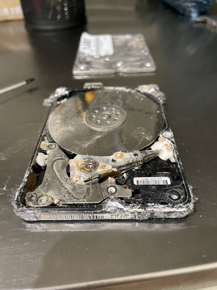 &Aacute;ngulo lateral del disco duro da&ntilde;ado por incendio mostrando el estado de los cabezales