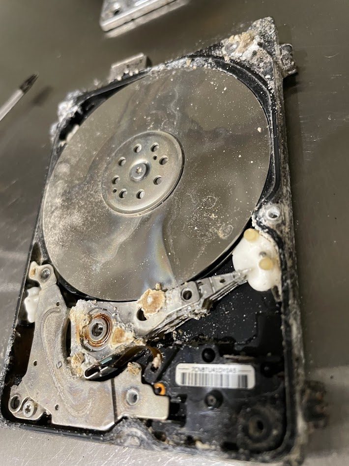 Detalle de los platos magn&eacute;ticos de un disco duro da&ntilde;ado por fuego y agua