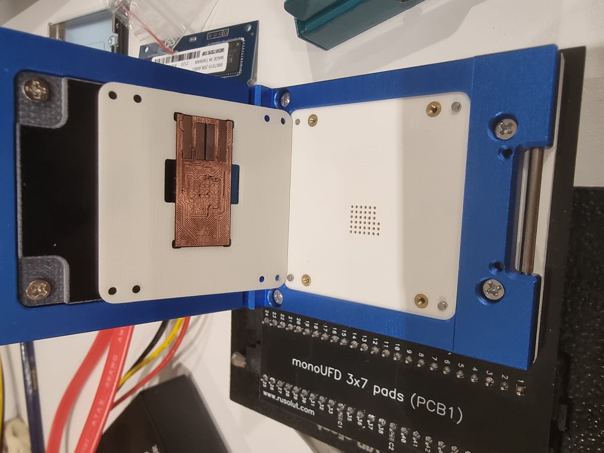 Lector Rusolut Visual NAND Reconstructor con chip NAND montado para an&aacute;lisis