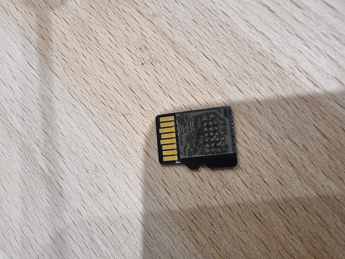 Tarjeta microSD da&ntilde;ada f&iacute;sicamente recibida para recuperaci&oacute;n de datos