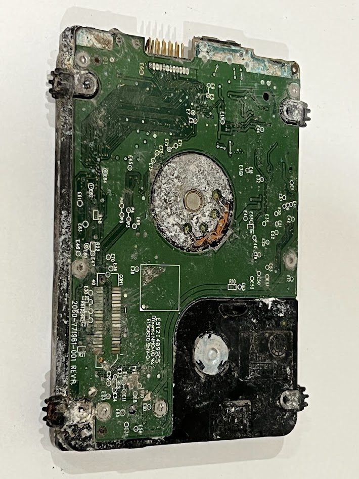 PCB de disco duro con corrosi&oacute;n severa por da&ntilde;o de agua &mdash; componentes oxidados