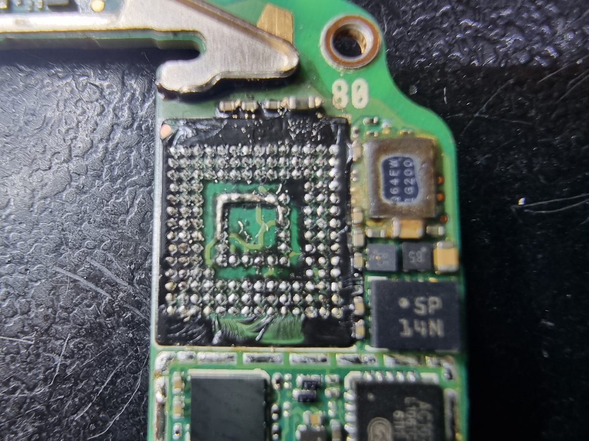 Fotograf&iacute;a macro de la PCB de un USB mostrando el chip NAND y controlador